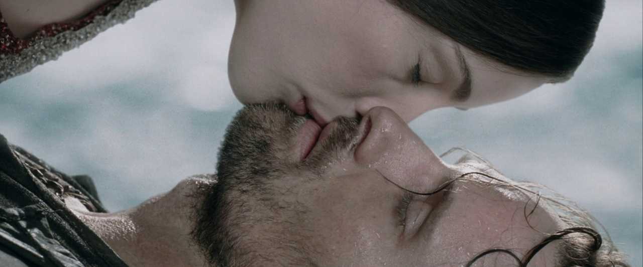 What Is the Male Gaze in Film? Definition +How Movies Use It 6 Arwen leans in to kiss an unconscious Aragorn, his face wet and pale, in a soft, dreamlike close-up from The Two Towers.
