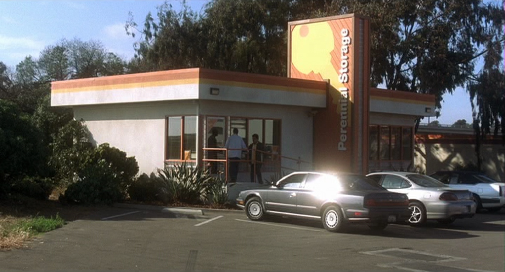 What Is an Analogous Color Scheme? Definition & Film Examples 5 Storage facility with orange-yellow trim in warm sunlight from Traffic (2000)