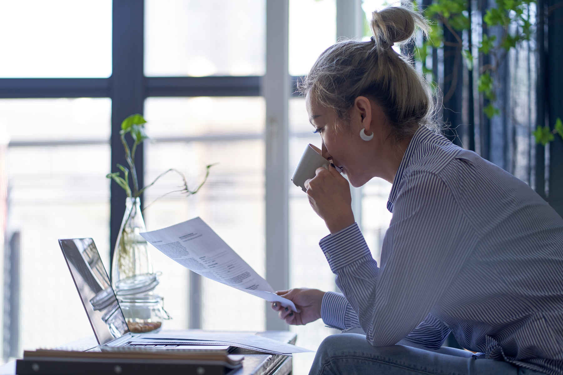 What Is a Model Release Form? Definition, Uses (+Free Template) 2 Female model reading a model release form